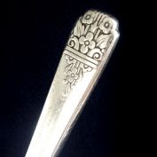 Margate aka Arcadia 1938 Oneida 2 Silverplate Dinner Knives