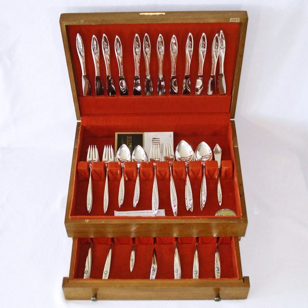 Morning Rose Oneida 70 Piece Silverplate Flatware Set With Chest