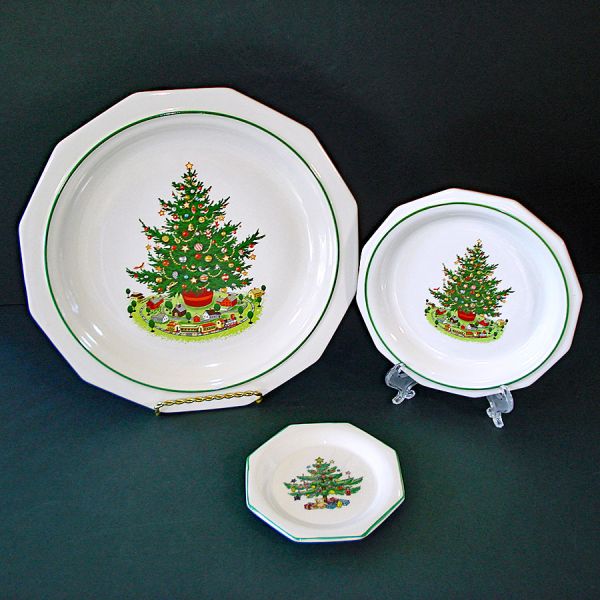 Pfaltzgraff Christmas Heritage Dinner, Bread Plates