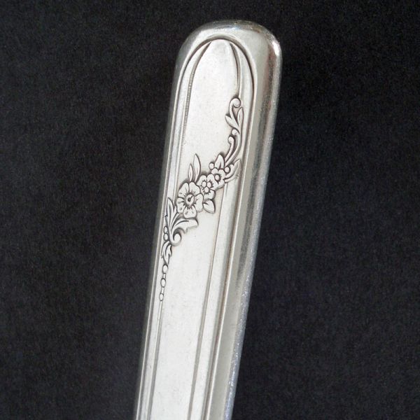 Queen Bess Oneida Silverplate Pair Solid Dinner Knives Clearance
