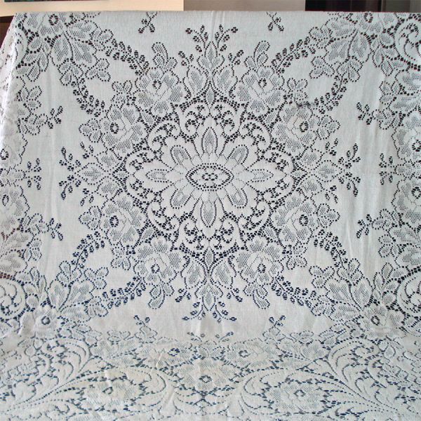 Quaker Lace 46 Inch Tablecloth Cabbage Roses