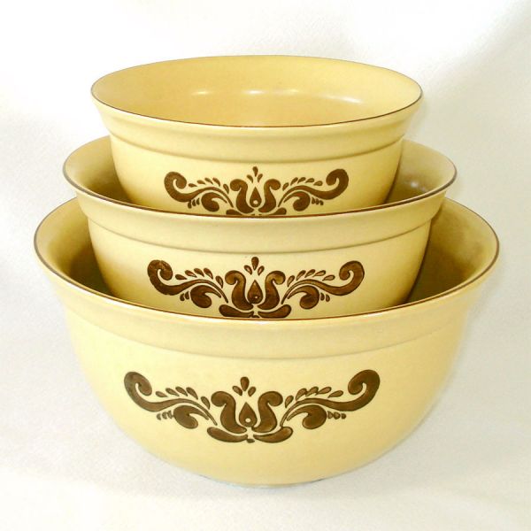 Pfaltzgraff Village Set 3 Nested Mixing Bowls